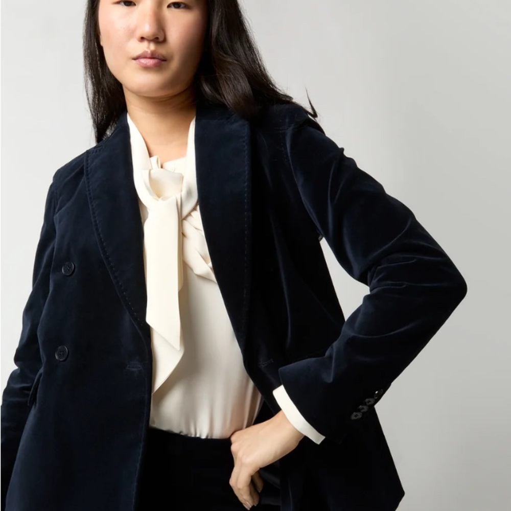 Blue Blazer with Tailored Cut and Notched Lapel